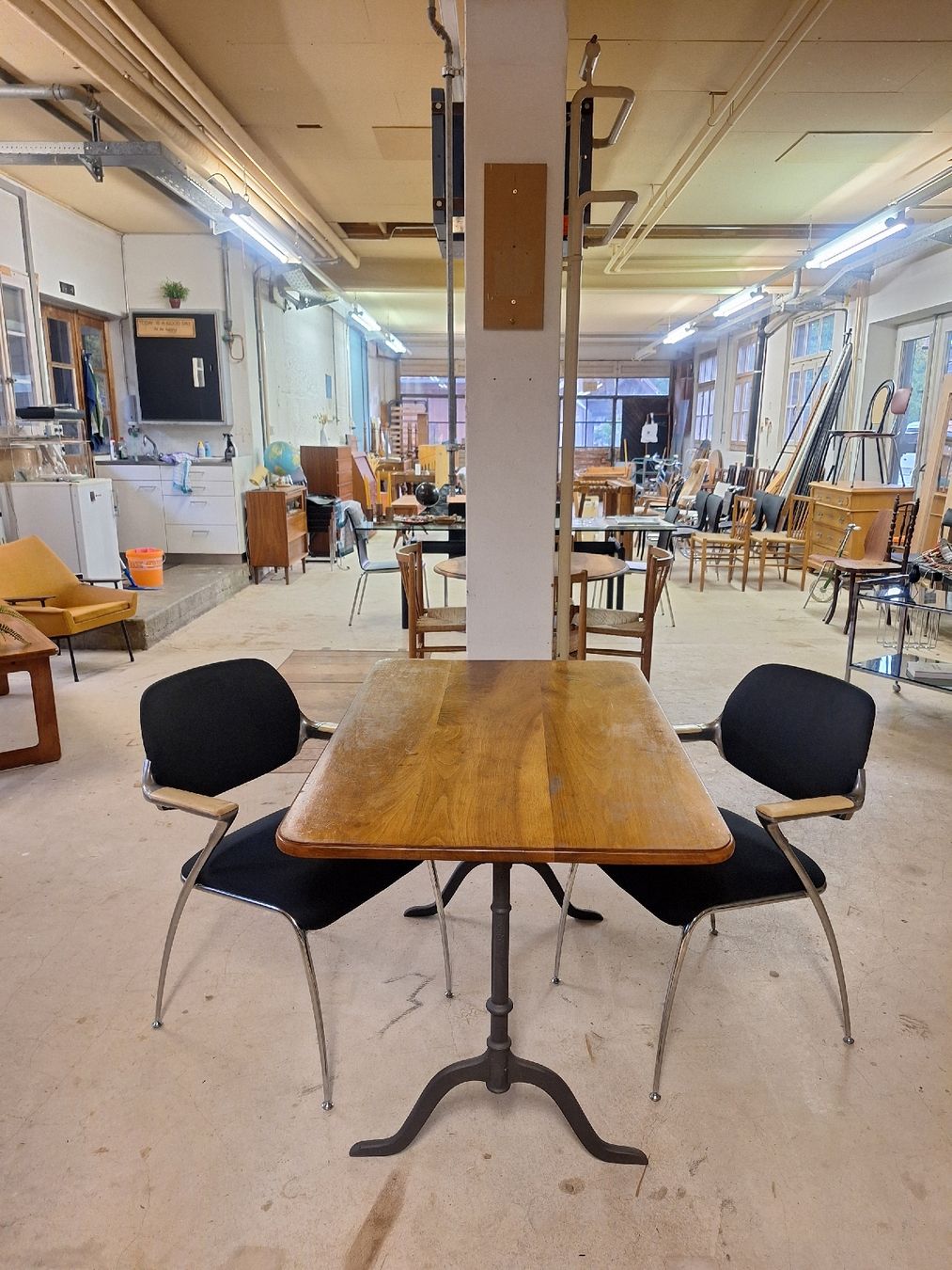 Tavoli: Bistrotisch Nussbaum, Gusseisenfüsse – Usato da Urtenen-Schönbühl venduto da Atelier21_bern 4