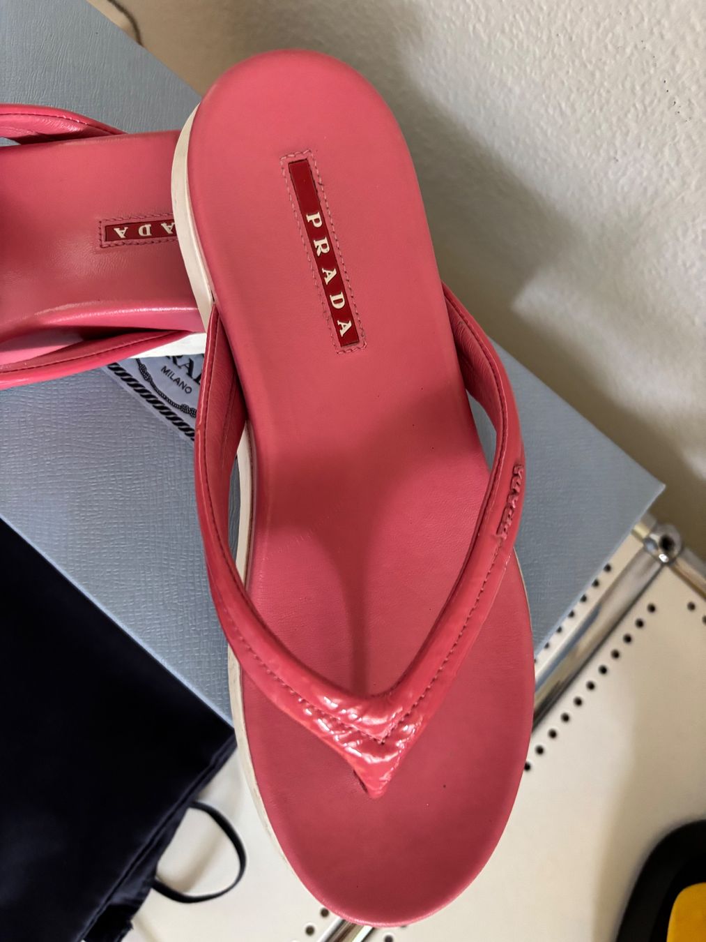 Prada Chaussures femmes: Prada Sandalen / Flipflops ,Gr.38.5, cool, Np:570.- – D'occasion à St.Gallen par shiwi12 1