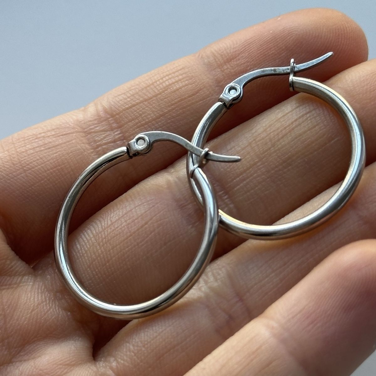 Orecchini pendenti & Orecchini a lobo: Titanium Kreolen Silber Farbe 2,5 cm – Nuovo (secondo la descrizione) da Givisiez venduto da dor_xb9k 1