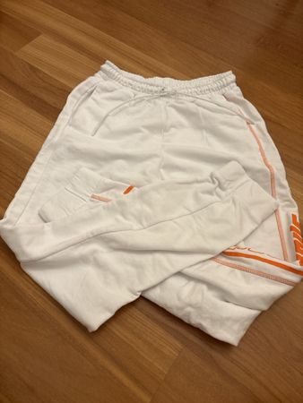 Neue Puma Jogginghose weiss mit Aufdruck Grösse XS neuwertig