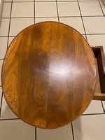 Table en bois avec un tiroir