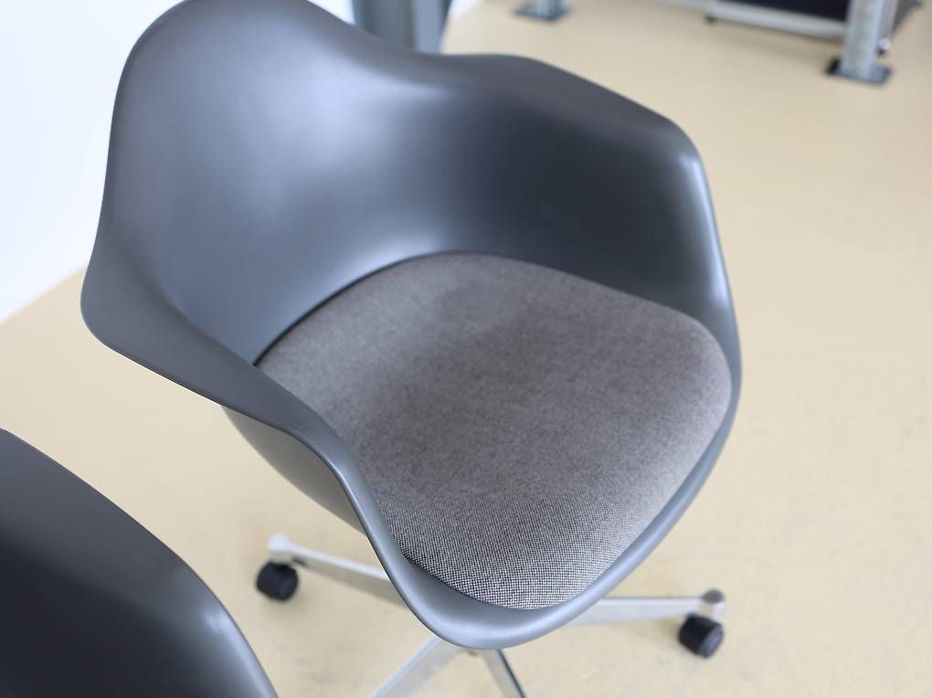 Vitra Stühle: Eames Plastic Armchair, Bürostuhl Vitra – Gebraucht aus Meinisberg von atelier_TILIJA 2