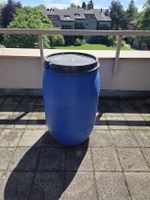 Blaue Regentonne mit Deckel - Ideal für den Garten!