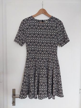 Sommerliches Kleid mit Muster, Grösse XS, Top Zustand!