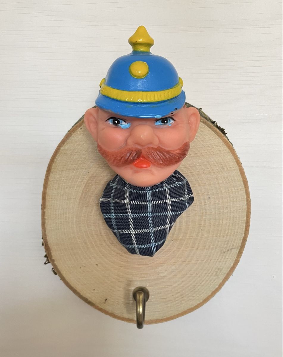 Guardaroba: Garderobe mit Kasperli Figur – Usato da Zürich venduto da Refereefair 2