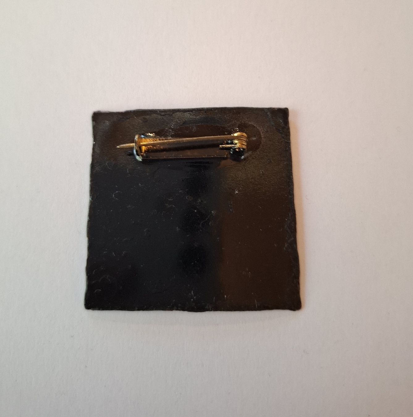 Broches & Aiguilles: Emaille-Brosche quadratisch – D'occasion à Urtenen-Schönbühl par nerdgirl 1