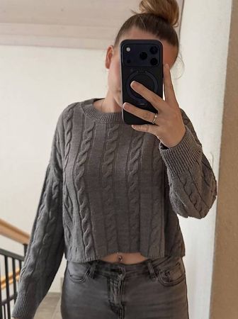 GRAUER STRICKPULLOVER