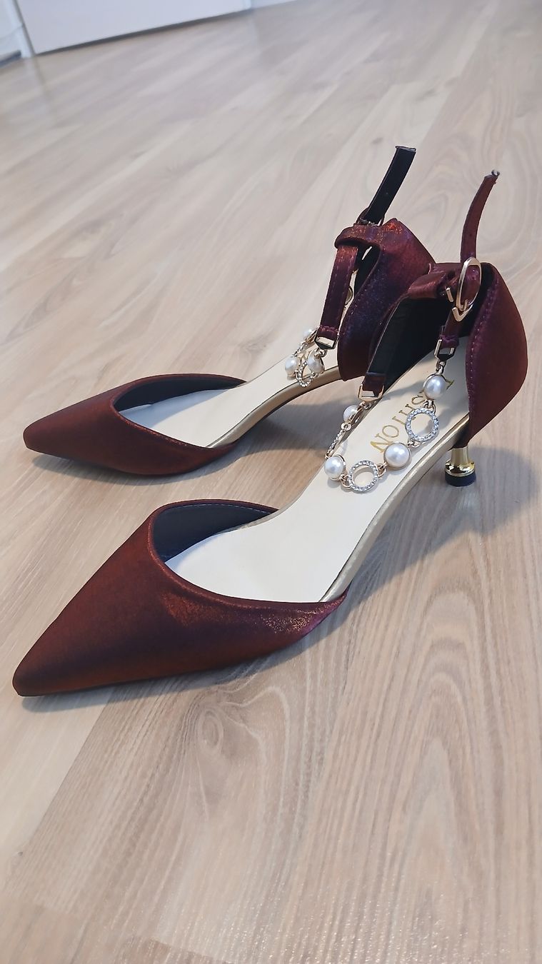Scarpe da donna: Red Heels – Usato da Luzern venduto da Helloasa