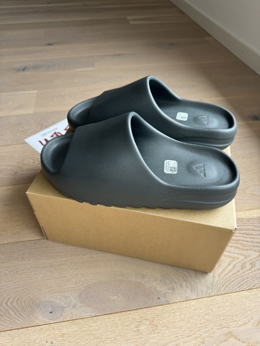 Adidas Scarpe da uomo: Yeezy Slide – Nuovo e nell'imballaggio originale da La Chaux-de-Fonds venduto da slishwardrobe 1