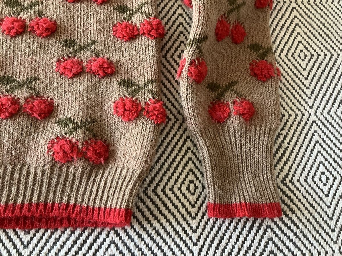 Pullover & Sweatshirts: LA DOUBLEJ  Kamelroter Kirschpullover Gr. S eher grösser – Gebraucht aus Weiningen ZH von moon-55 2