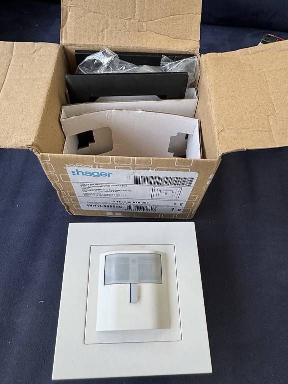 Interruttori: Hager UP KNX-Bewegungsmelder  – Usato da Wald Ar venduto da and_hd2f