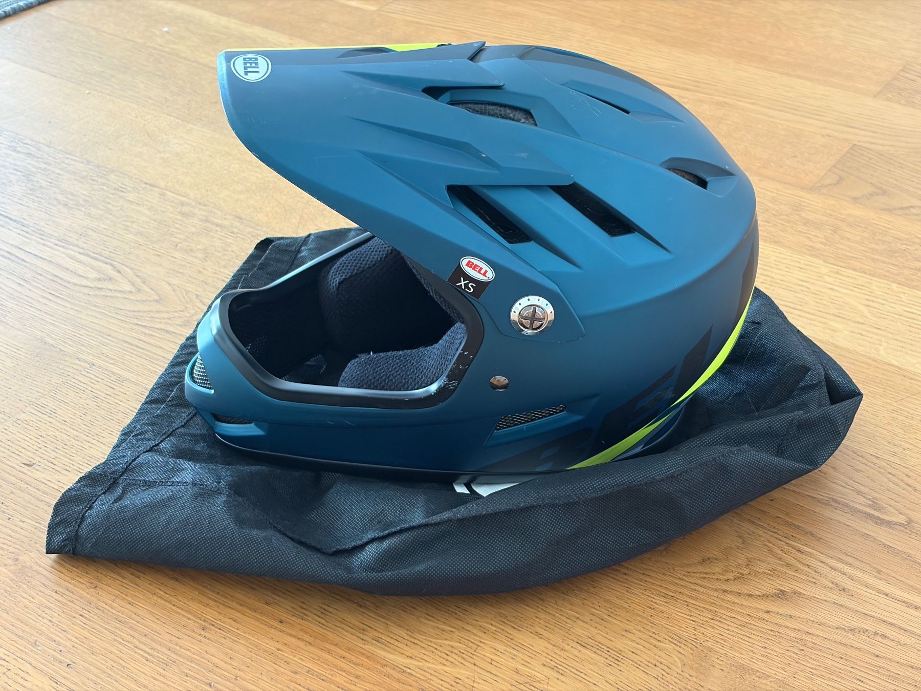 Bell Caschi: Casque intégrale enfants – Usato da Biel/Bienne venduto da cri_9h2y