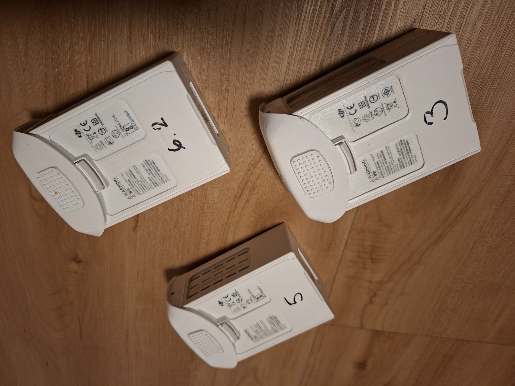 DJI Accus, Chargeurs & Blocs d'alimentation: 3 Stück grosse DJI Phantom 4 Akkus – D'occasion à Grosswangen par Nichtraucher71 2