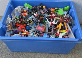 Lot Playmobil env. 10 kg nombreuses figurines et accessoires