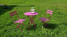 Metalltisch klappbar mit 2 Stühlen neu, in pink