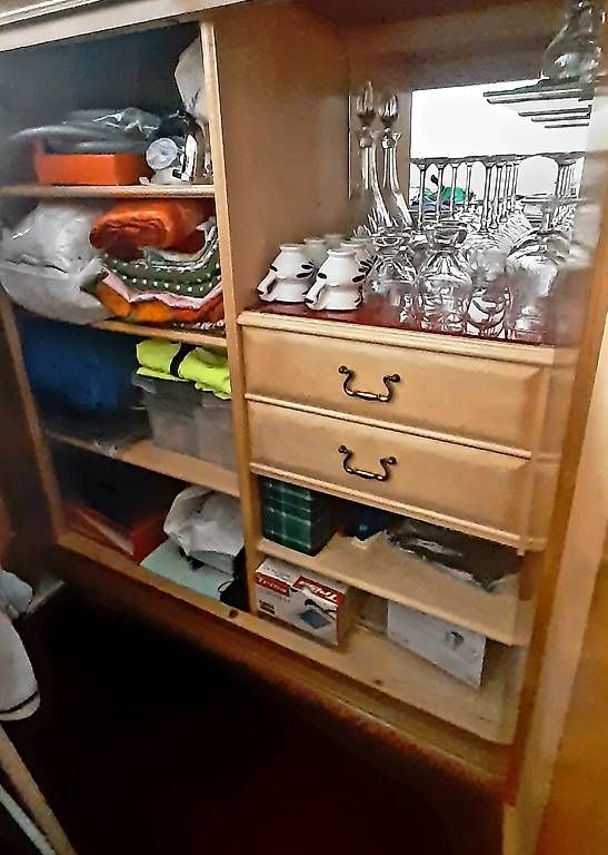 Credenze: Massiv Nussbaum Sideboard oder Buffet mit Vitrine, Vintage – Usato da Birmensdorf ZH venduto da hei_g9kb 2