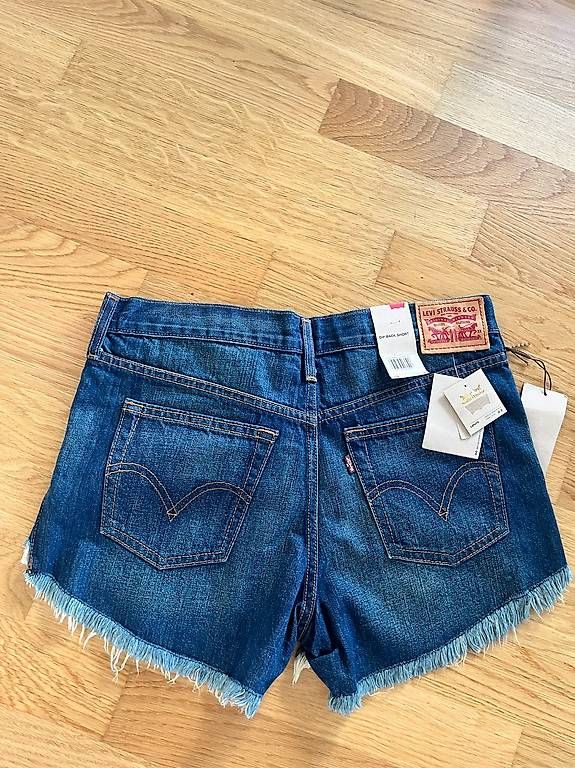 Jeans: LEVI'S Jeansshorts Gr. 28 – Usato da Liestal venduto da Schatzsucher90 1