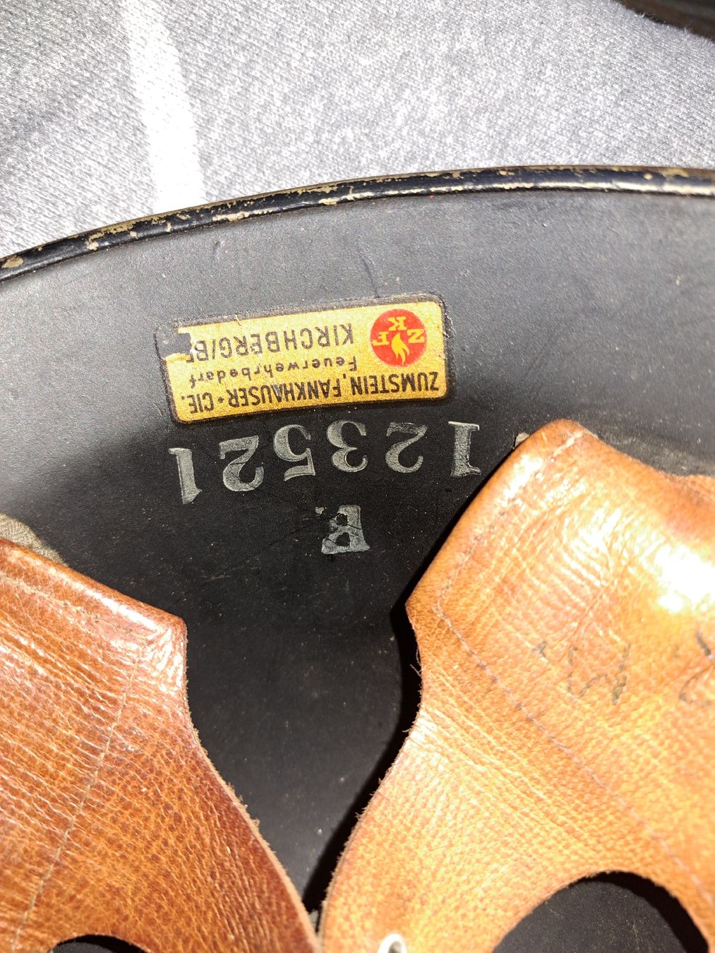 Uniformi & Effetti personali: Helm antik – Usato da Kölliken venduto da Upcycling-by-Mc-TAM 2