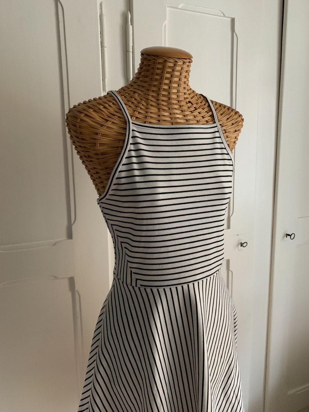 H&M Vestiti: Kleid weiss-schwarz gestreift - 38 – Usato da Zürich venduto da Diazaio 1