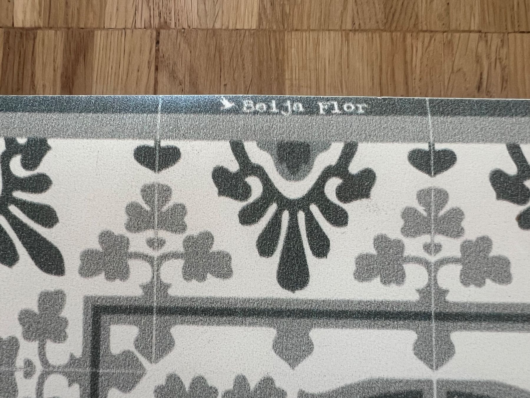 Teppiche: Tapis vinyle Beija Flor – Gebraucht aus Schlieren von Anne-SophieGa. 1