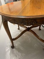 Schöner Nussbaumtisch rund 120 cm