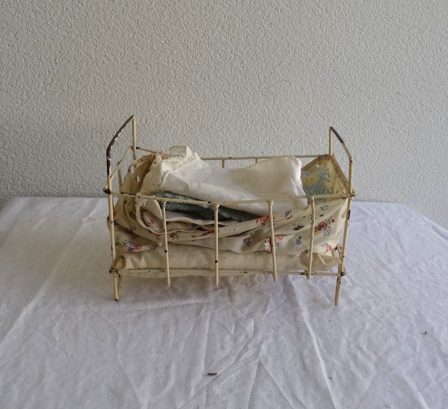 Spielzeuge: Antikes Puppenbett – Gebraucht aus Minusio von Mer66 1