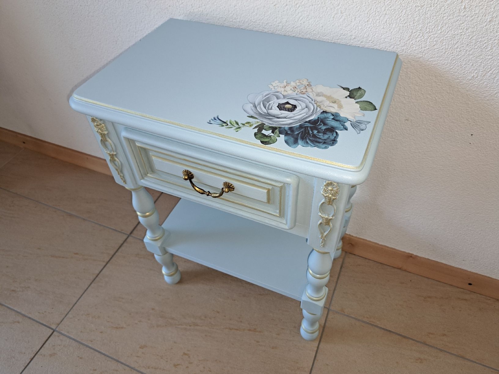 Comodini: Nachttisch im Vintage Stil hellblau mit Schublade – Usato da Urswil venduto da Deko-Meise 1