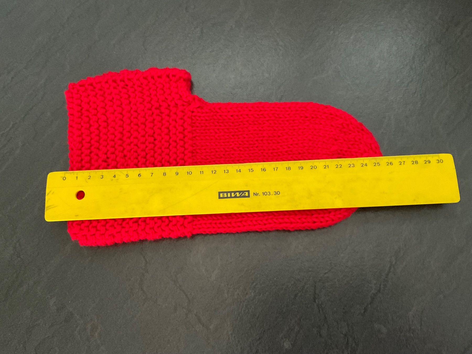 Chaussettes: Handgestrickte Bettsocken Rot Gr. 40/41 – Neuf (Voir description) à Wetzikon ZH par FeeF 1