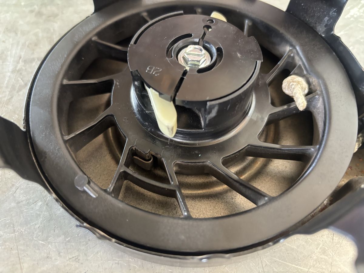 Motoren: Briggs&Stratton Rückholstarter – Gebraucht aus Leuzigen von CC222 2
