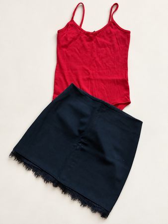 Ensemble body rouge et jupe noire état comme neuf
