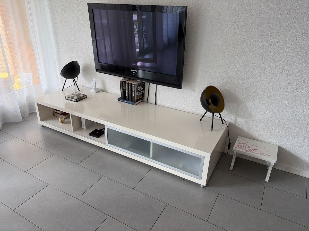 Interio TV Möbel: INTERIO TV-Lowboard weiss Hochglanz mit Glasfront  – Gebraucht aus Ostermundigen von BestPrice_3072