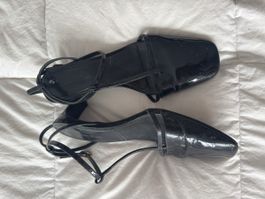 Sandales Massimo Dutti en cuir verni noir, taille 40