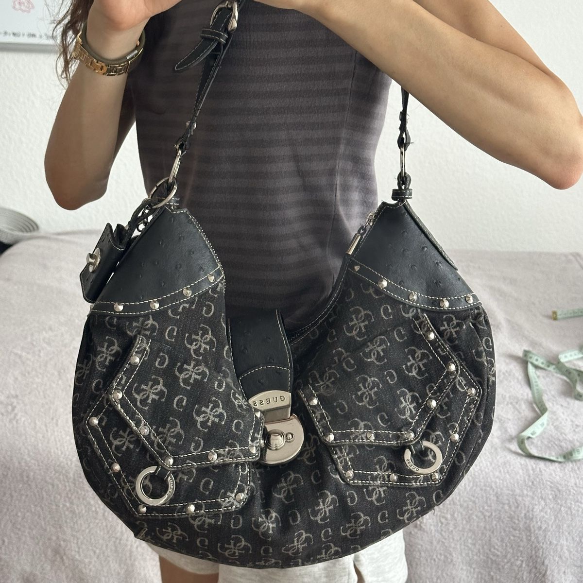 Guess Borse da donna: Guess Vintage Monogram Hand Bag – Usato da Givisiez venduto da dor_xb9k 5