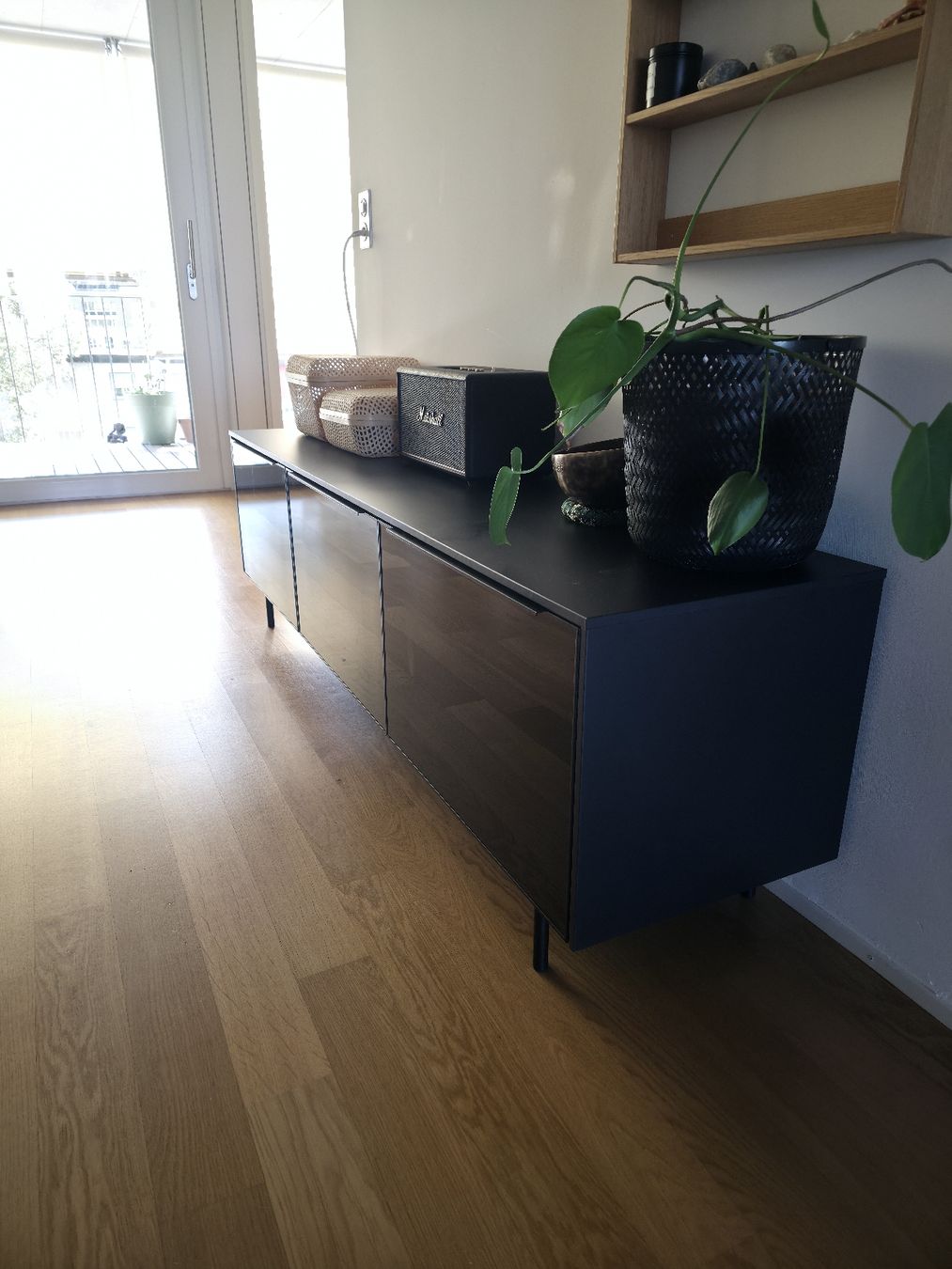 Ikea Mobili TV: IKEA BESTÅ Sideboard 180 cm, Glasfronten schwarz – Usato da Bern venduto da Harrison2 2