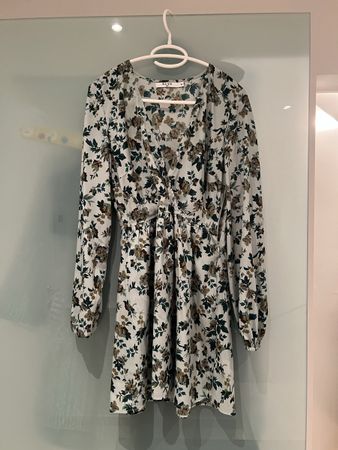 NA-KD Blumenkleid Wickelkleid Gr. 36