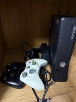 Xbox 360 mit drei Controller