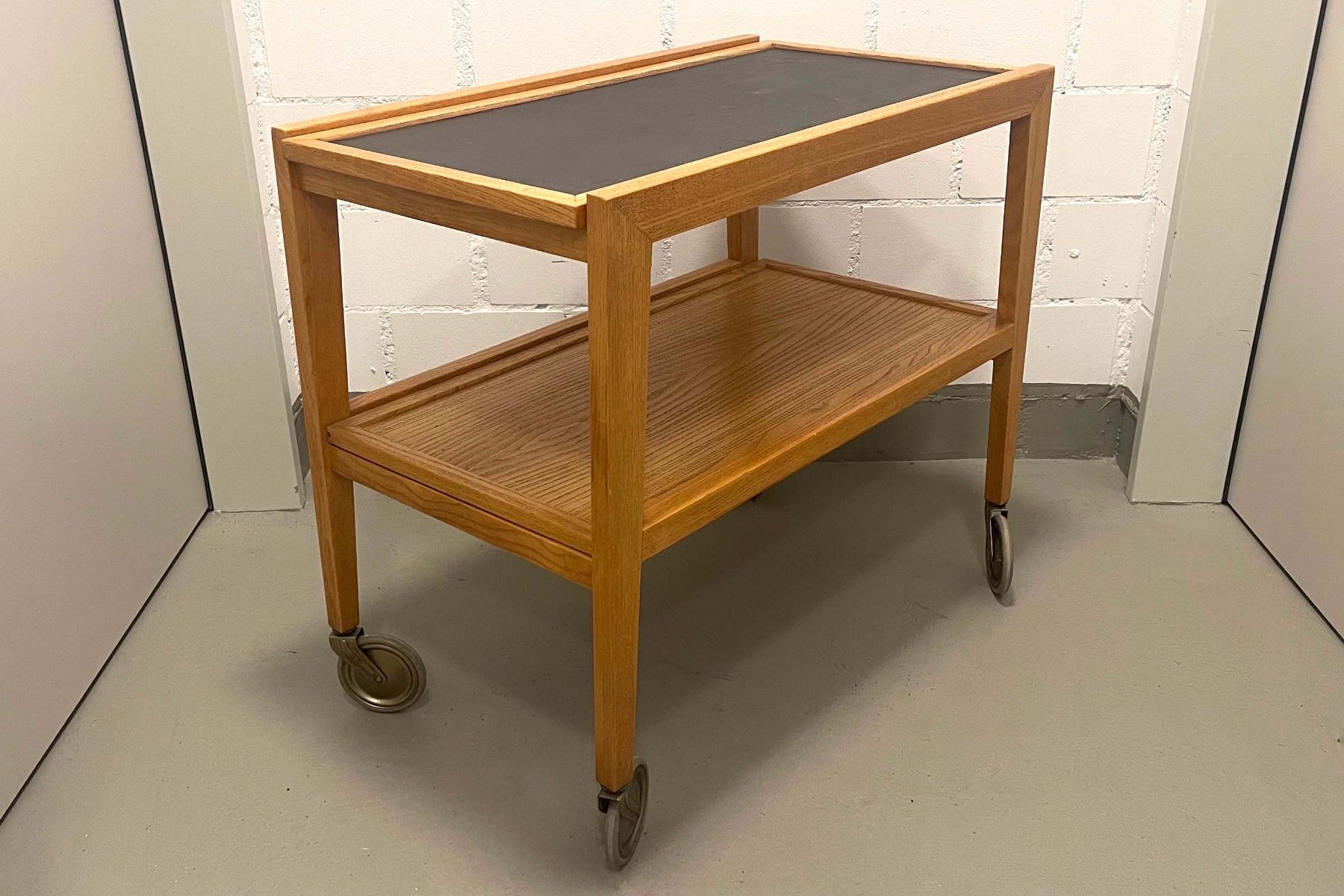 Carrelli di servizio: Mid-Century Modern Servierwagen – Usato da Zürich venduto da tamaruga