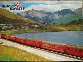 Der ''Glacier-Express'' auf dem Oberalp-Pass.