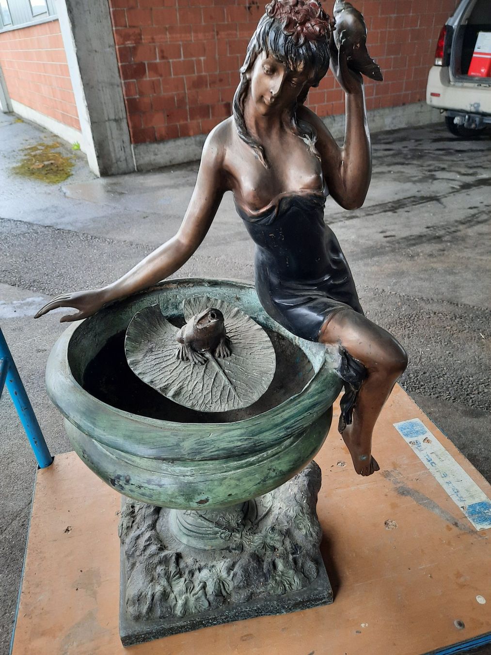 Statuette: Zimmerbrunnen für drinnen oder draussen – Usato da Wiezikon b. Sirnach venduto da Flida