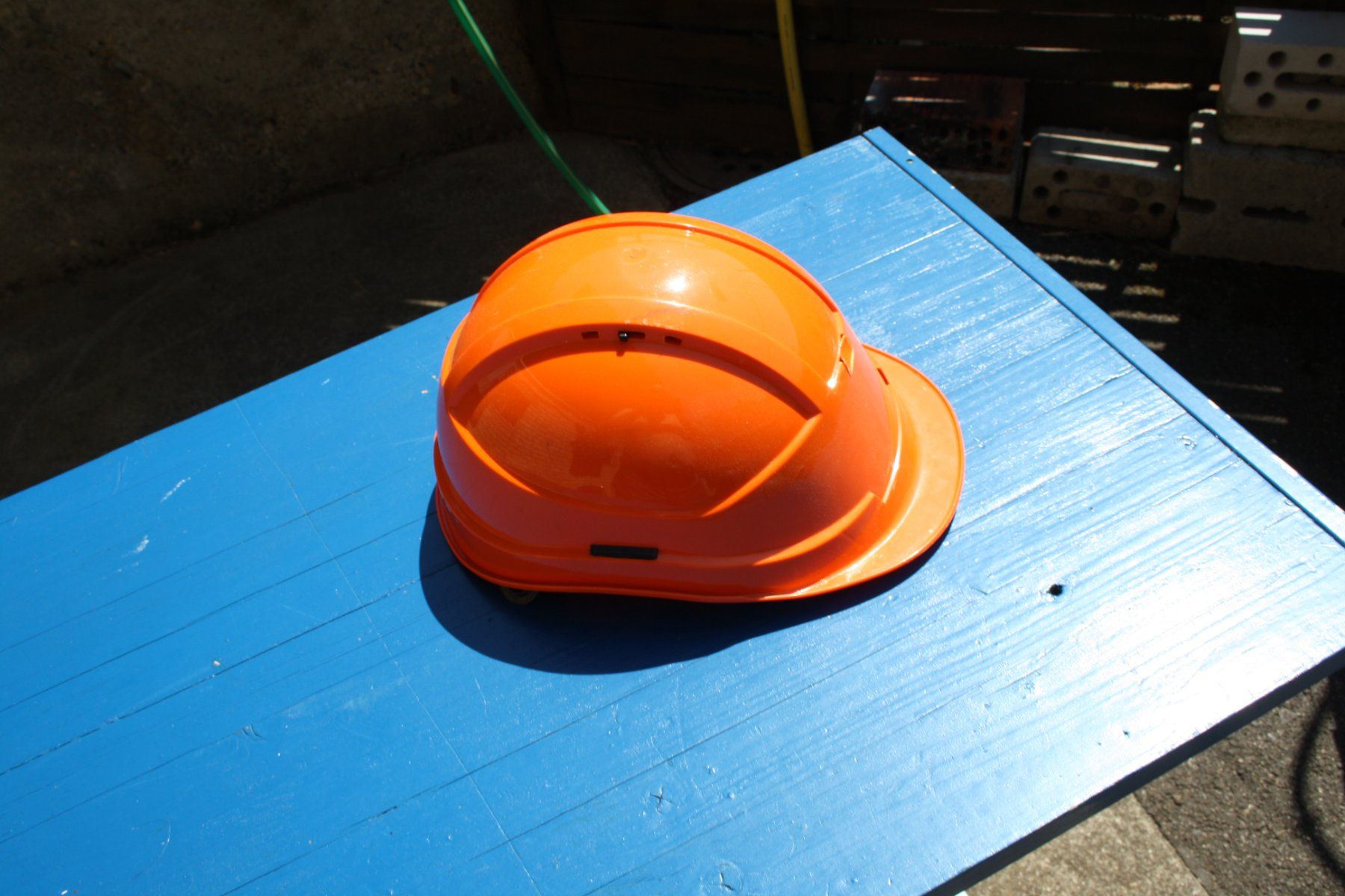 Protezione per viso e udito: BAUHELM MIT EINGEBAUTER SCHUTZBRILLE – Usato da Wauwil venduto da Pneuedy 1