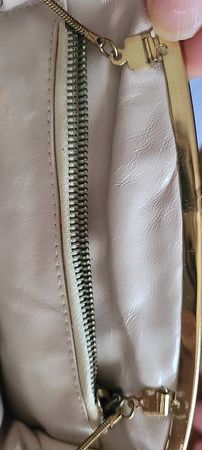 Pochette cuir beige avec chaîne bon état 23cm