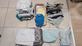 Lot accessoires bébé (langes, bavoirs, draps, lavettes, etc)