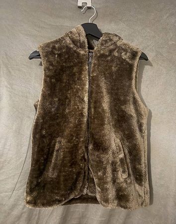Kuschelige Fellweste / Faux-Fur Weste mit Kapuze (Braun)