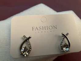 Elegante Ohrstecker silberfarben mit Glitzersteinen NEU