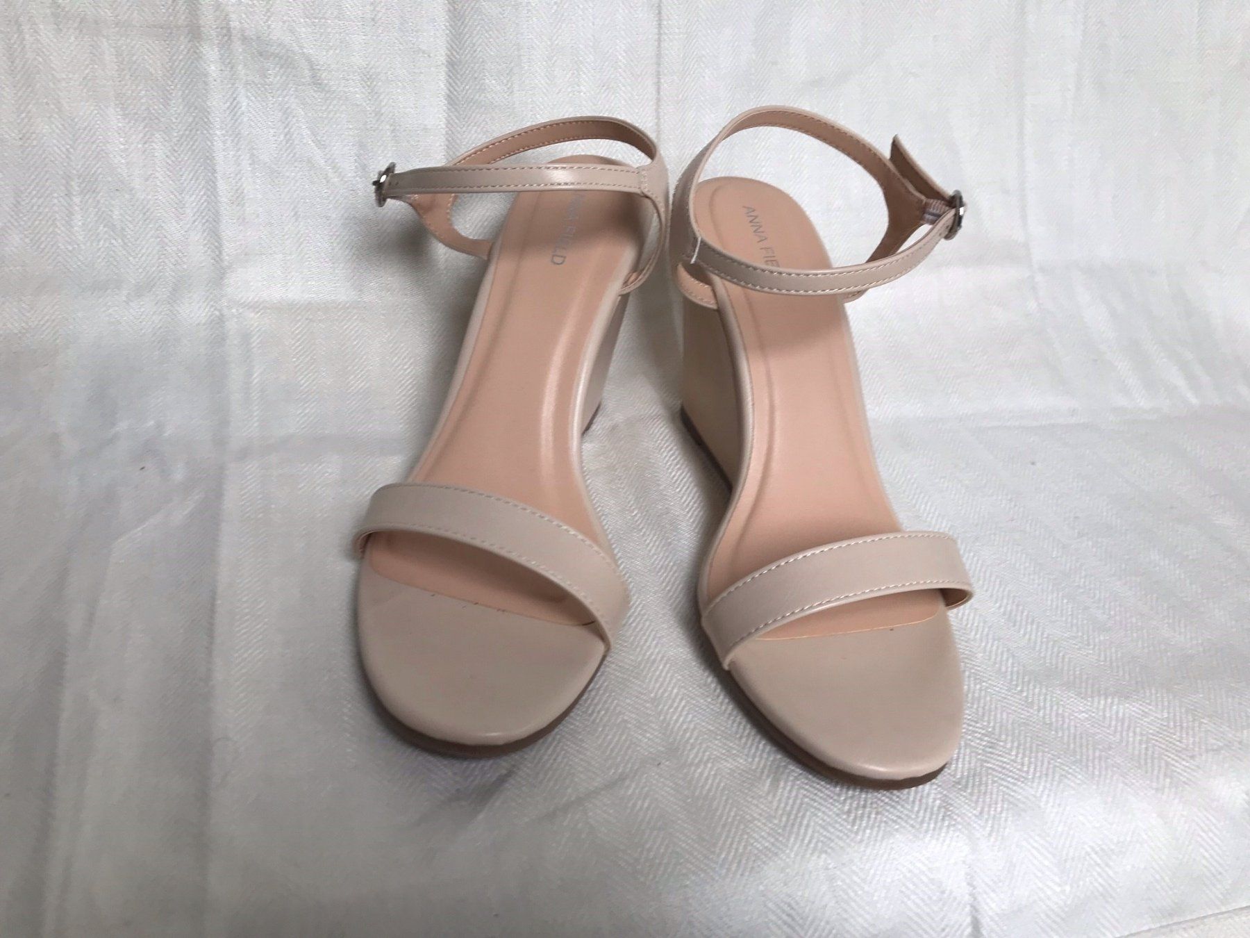 Scarpe da donna: Hübsche Keil-Sandaletten nude Grösse 41 – Nuovo (secondo la descrizione) da Leutwil venduto da ricare-2h