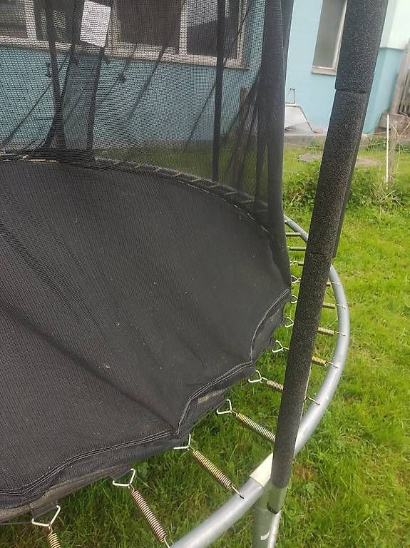 Trampoline: Gartentrampolin mit Sicherheitsnetz – Gebraucht aus Rebstein von Escooter-Shoppingcom
