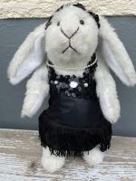 Schickes Stofftier Madame-Hase, in Abendgarderobe!