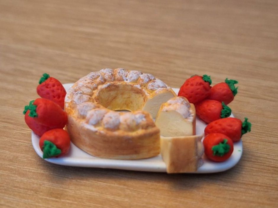 Maisons & Meubles de poupées: Handmade Gugelhupf mit Erdbeeren – Neuf (Voir description) à Zürich par HandmadeTinyFood 2