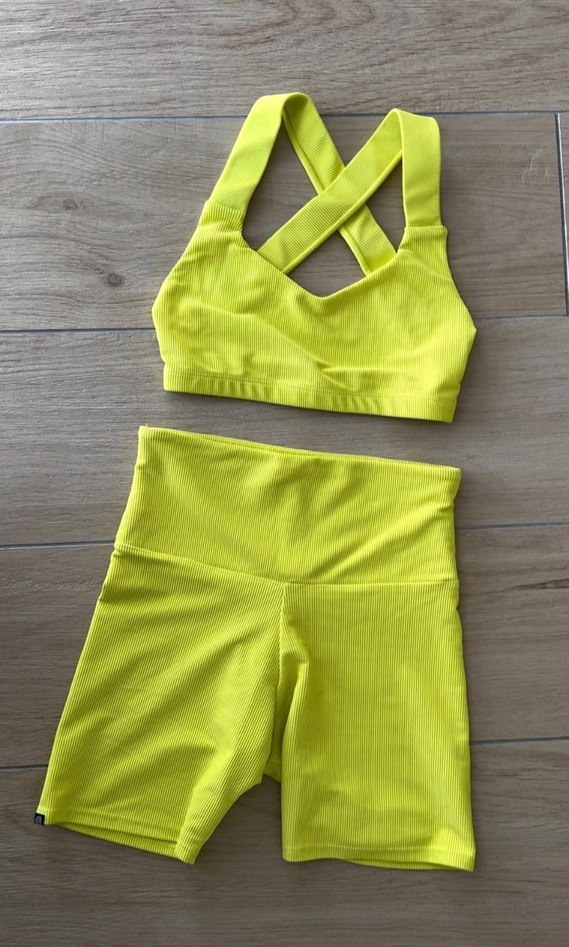 Tops: Brassière et short de sport ONZIE – Neu (gemäss Beschreibung) aus La conversion von Repio