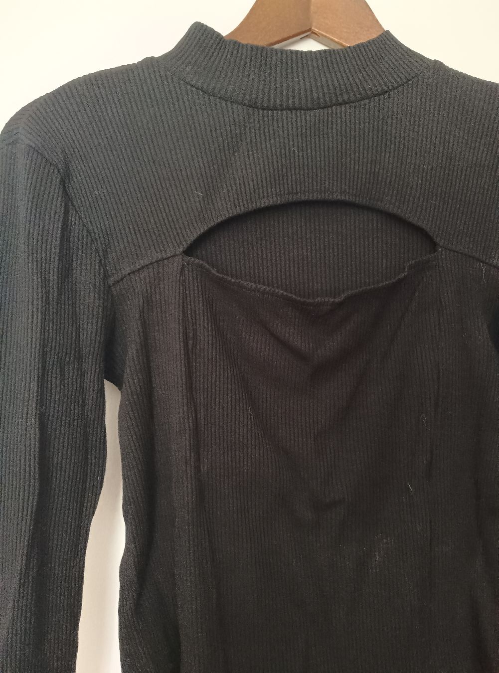 Pullover & Sweatshirts: Schickes NA-KD Oberteil mit Cutout, Grösse M – Gebraucht aus Zürich von Asteraki 5